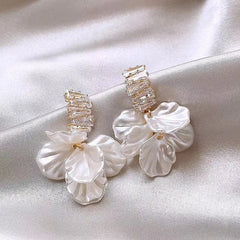 Aiertu 2024 New Classic Fashion Glossy Earrings Women Simple Korean White Shell Flower Earrings Temperament Light Luxury Jewelry Gift Aiertu