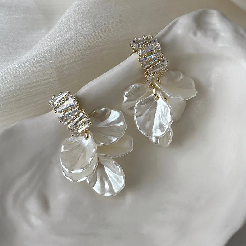 Aiertu 2024 New Classic Fashion Glossy Earrings Women Simple Korean White Shell Flower Earrings Temperament Light Luxury Jewelry Gift Aiertu