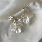 Aiertu 2024 New Classic Fashion Glossy Earrings Women Simple Korean White Shell Flower Earrings Temperament Light Luxury Jewelry Gift Aiertu