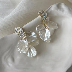 Aiertu 2024 New Classic Fashion Glossy Earrings Women Simple Korean White Shell Flower Earrings Temperament Light Luxury Jewelry Gift Aiertu