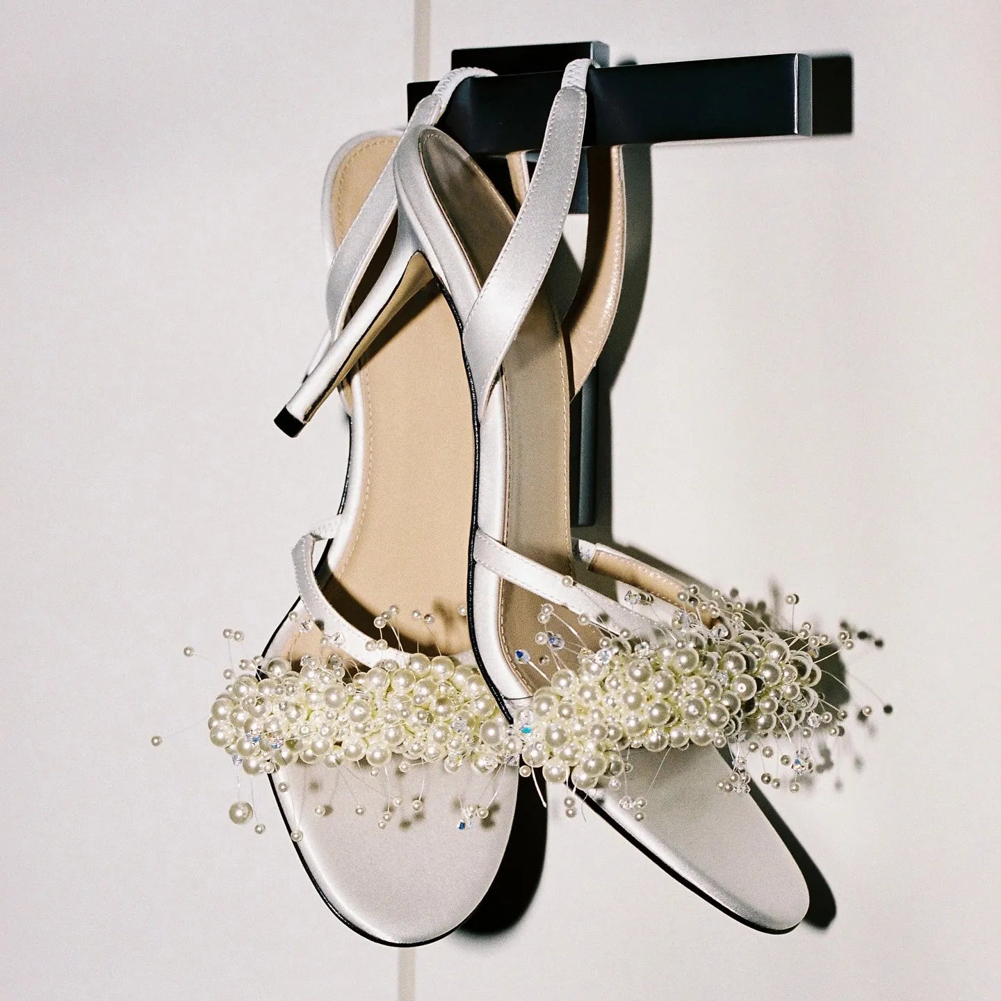 AIERTU - Summer New Elegant Style Pearl Flat Toe Sandals with Round Toe and Exposed Toe Women's Feel, Versatile Slim Heels and High Heels Aiertu