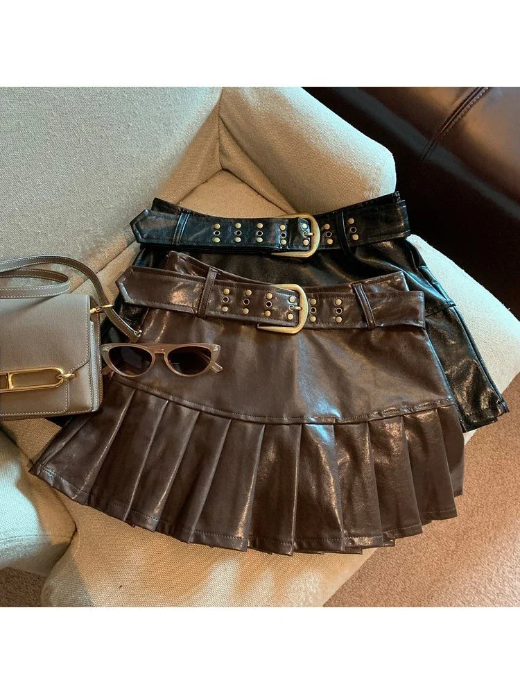 Aiertu Women Coffee Leather Skirt Harajuku Y2k Vintage Pleated Skirt 90s Aesthetic Korean A-Line Mini Skirt Emo 2000s Punk Clothes 2024 Aiertu