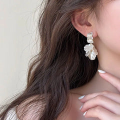 Aiertu 2024 New Classic Fashion Glossy Earrings Women Simple Korean White Shell Flower Earrings Temperament Light Luxury Jewelry Gift Aiertu