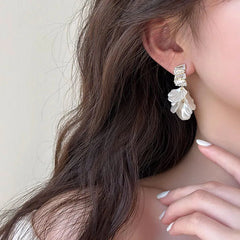 Aiertu 2024 New Classic Fashion Glossy Earrings Women Simple Korean White Shell Flower Earrings Temperament Light Luxury Jewelry Gift Aiertu