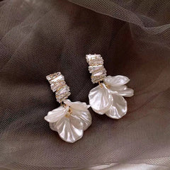 Aiertu 2024 New Classic Fashion Glossy Earrings Women Simple Korean White Shell Flower Earrings Temperament Light Luxury Jewelry Gift Aiertu