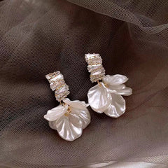 Aiertu 2024 New Classic Fashion Glossy Earrings Women Simple Korean White Shell Flower Earrings Temperament Light Luxury Jewelry Gift Aiertu