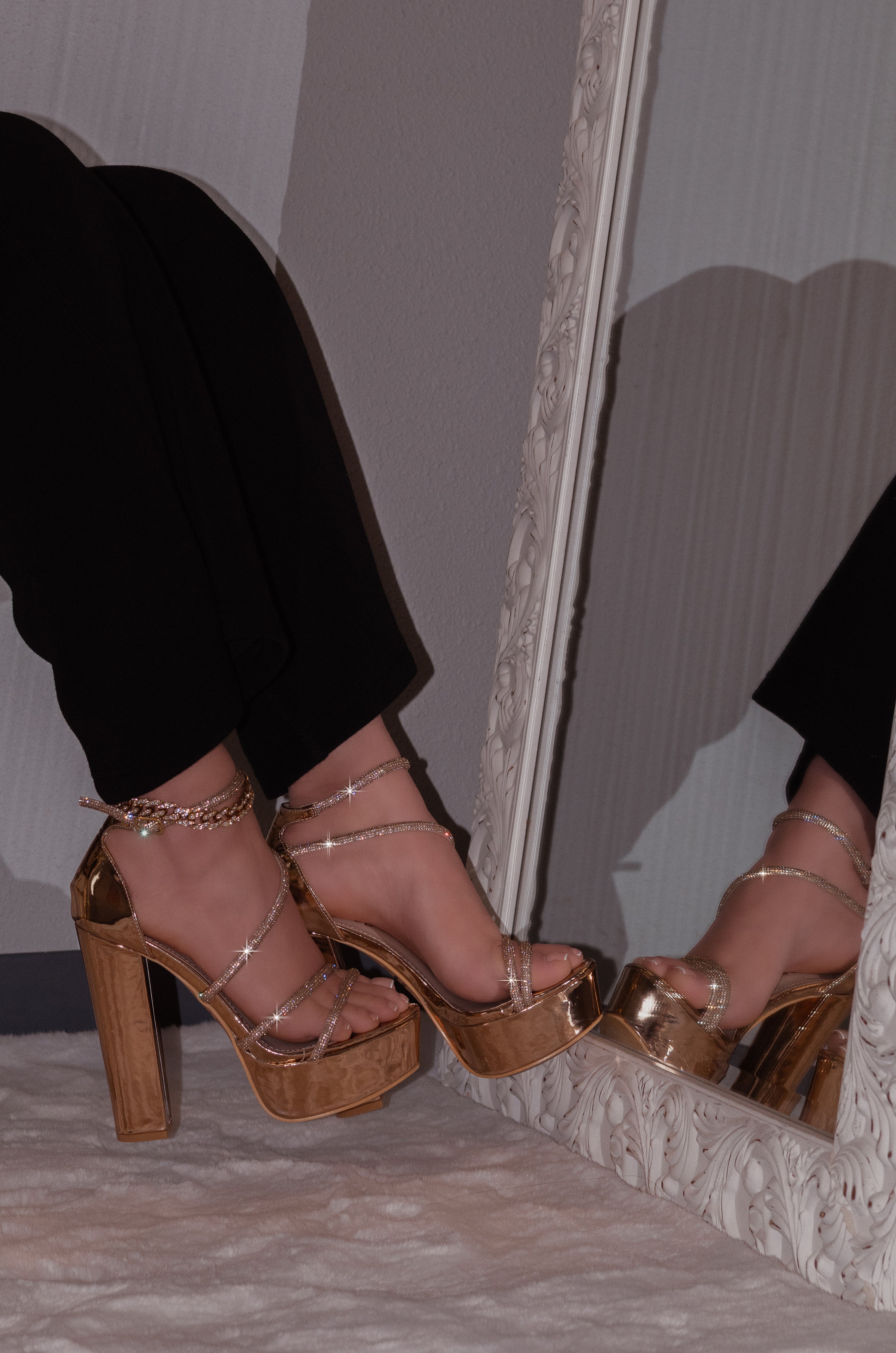 Aiertu Posh - Embellished Platform Block Heels, Glitter Detailing Straps, Glamorous Party Footwear, Bold & Eye-Catching for Special Occasions Aiertu