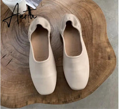 Aiertu Fashion Women Flat Shoes Autumn Outdoor Slip On Loafer Shoes High Quality Soft Leather Boat Shoes For Office Ladies Aiertu