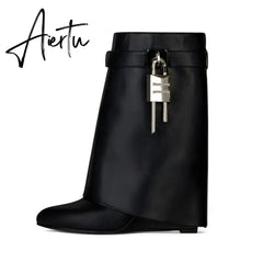 Autumn/Winter New Fashion Large Lock Waist Skirt Boots High Heel Leather Thick Bottom Side Zipper Women's Short Boots Aiertu