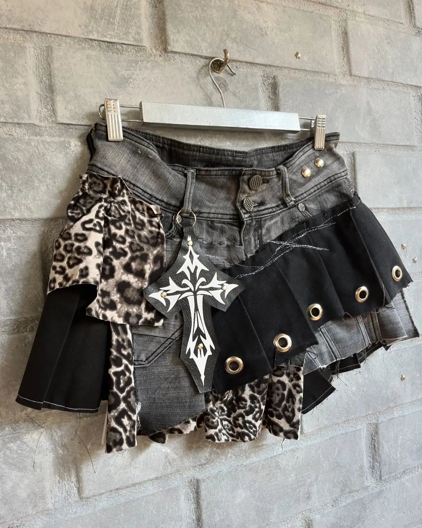 Aiertu - Y2K Street Punk Trend Girl Leopard Print Denim Sexy Short Skirt Hip-hop American Autumn New Slim Butt-covering Skirt for Women Aiertu
