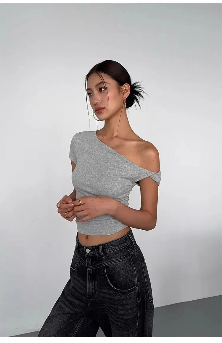 Aiertu  -  American Spice Girl Black Oblique Neck Off-Shoulder T-Shirt Women's Summer New Design Slim-fit Short Oblique Shoulder Top Aiertu