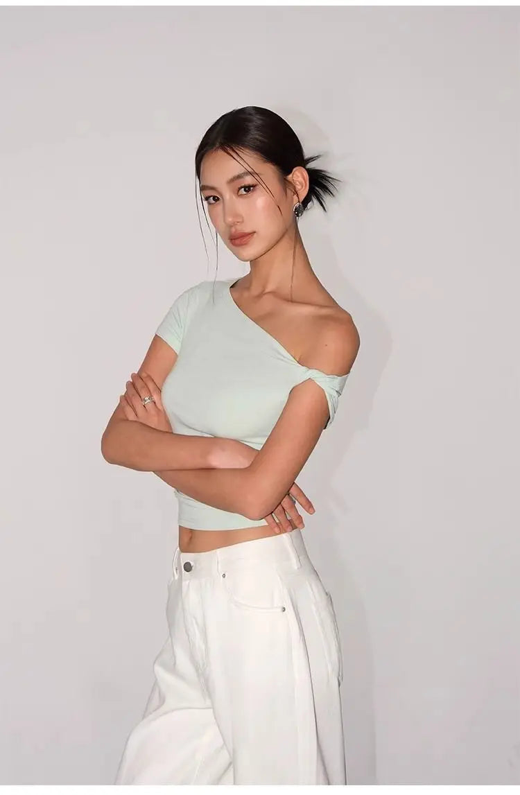 Aiertu  -  American Spice Girl Black Oblique Neck Off-Shoulder T-Shirt Women's Summer New Design Slim-fit Short Oblique Shoulder Top Aiertu