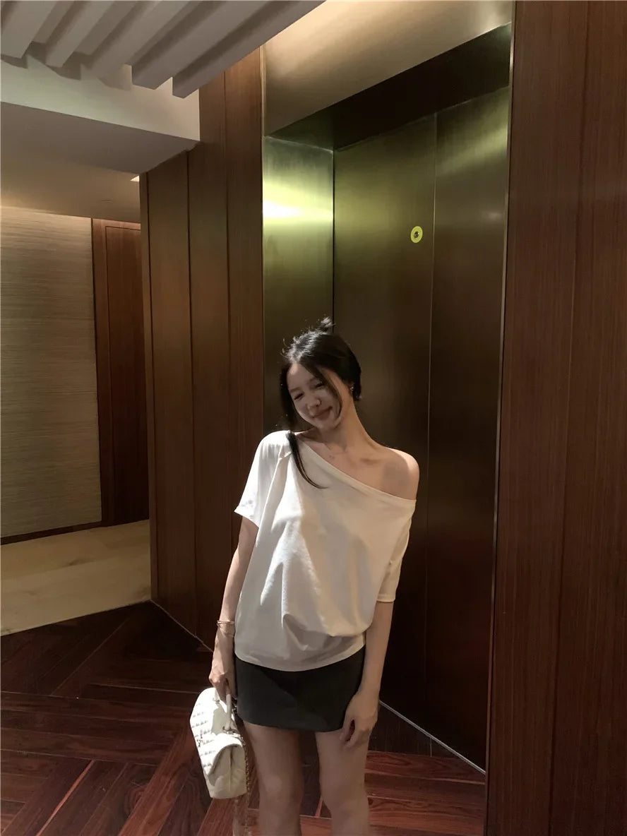 Aiertu  -  Spicy Girl Slant Shoulder Short Sleeve Loose T-shirt 2025 Women's Summer New Casual Irregular Solid Color Versatile Top Aiertu