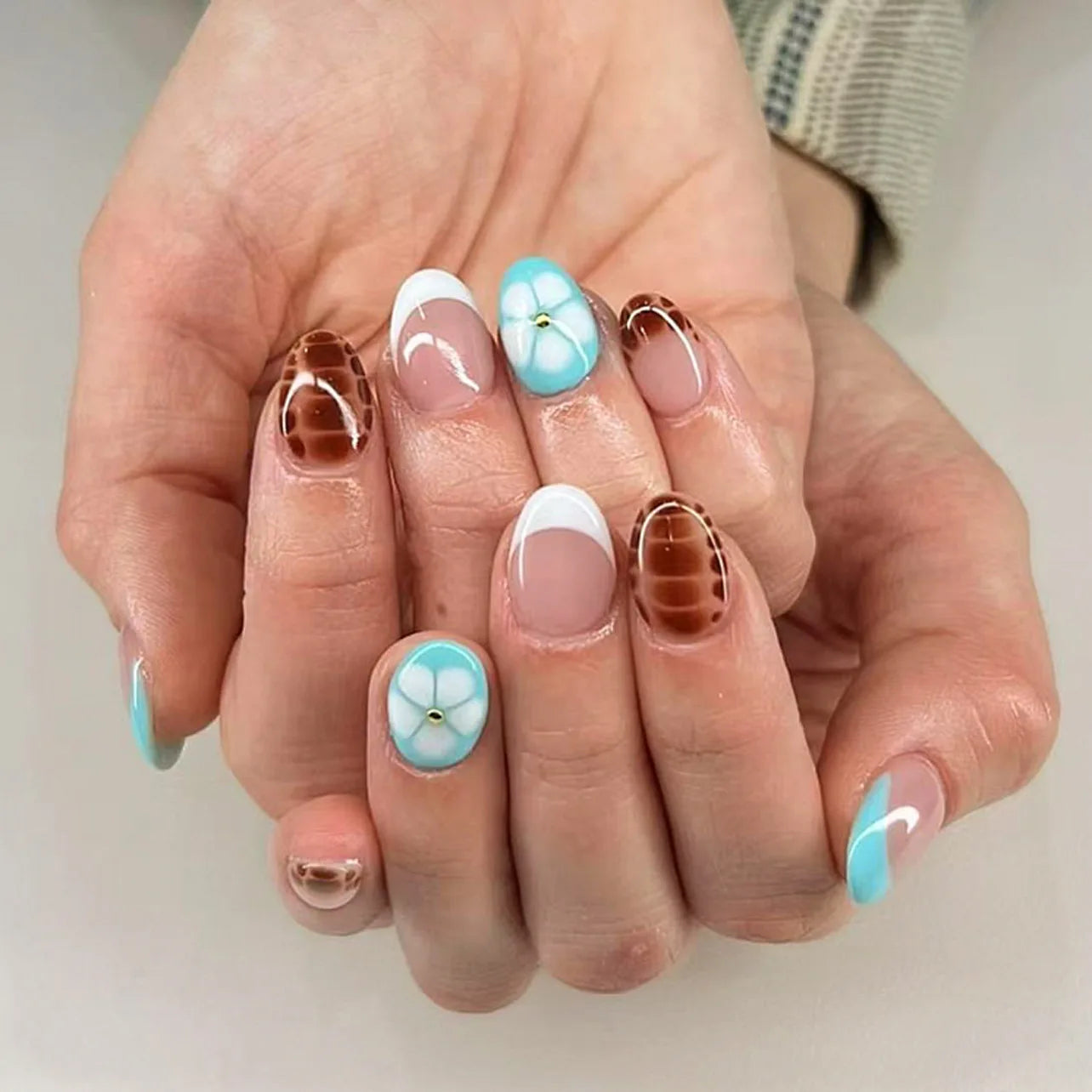 Aiertu  -  24PCS Blue Checkered Stripes Patterns False Nails Summer Simple Flower Short Round Press on Nails Detachable Nail Tips with Glue Aiertu