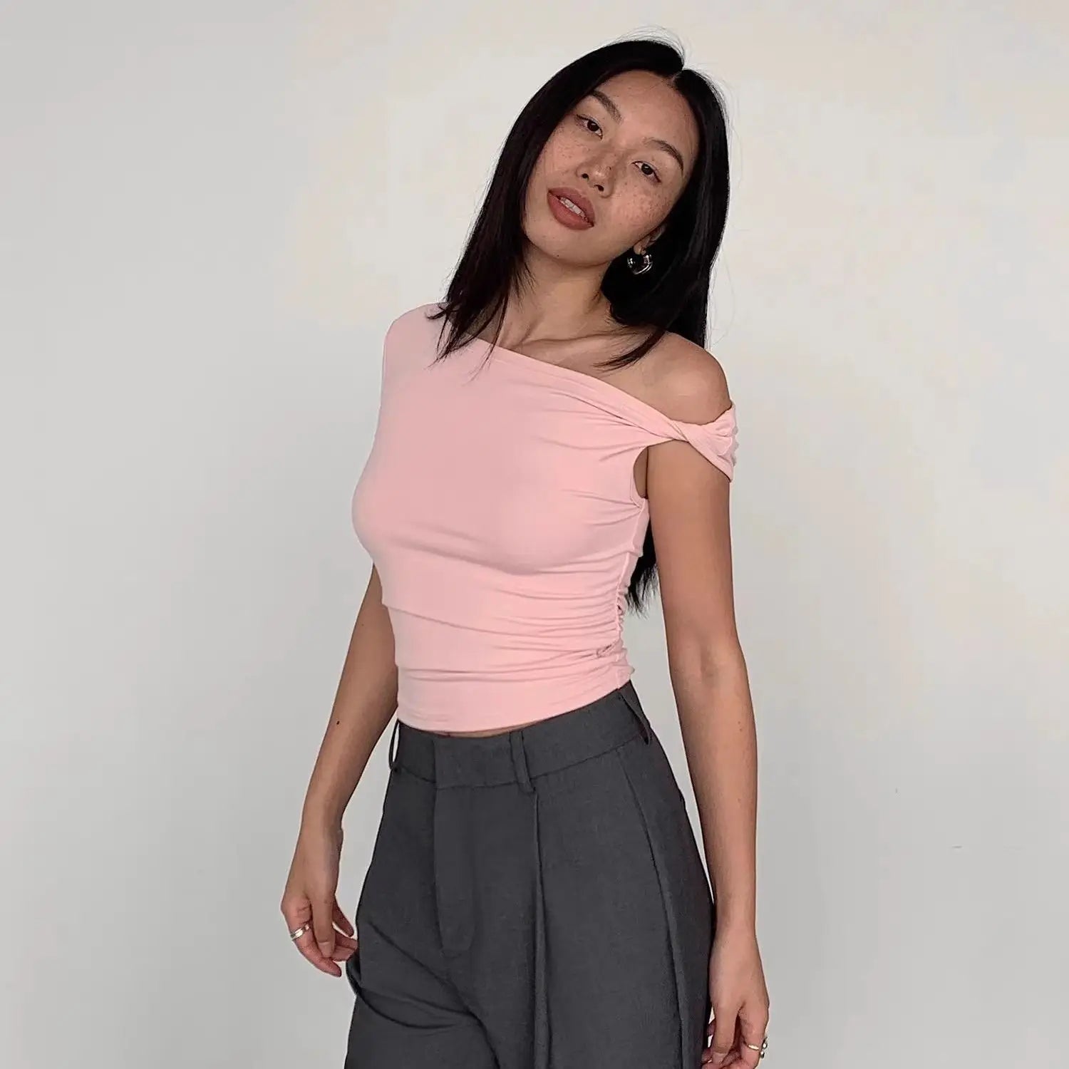 Aiertu  -  American Spice Girl Black Oblique Neck Off-Shoulder T-Shirt Women's Summer New Design Slim-fit Short Oblique Shoulder Top Aiertu