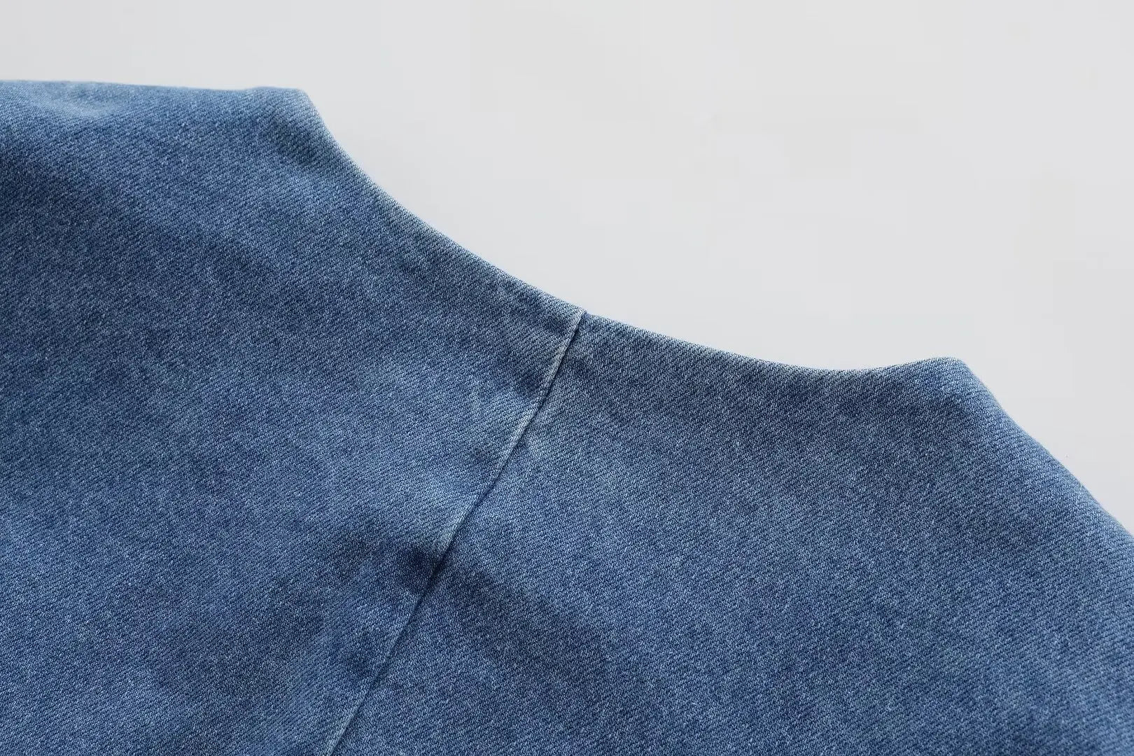 Aiertu  -  Small fragrant style gold button denim jacket for women in spring and autumn design niche retro Hong Kong style chic little jack Aiertu