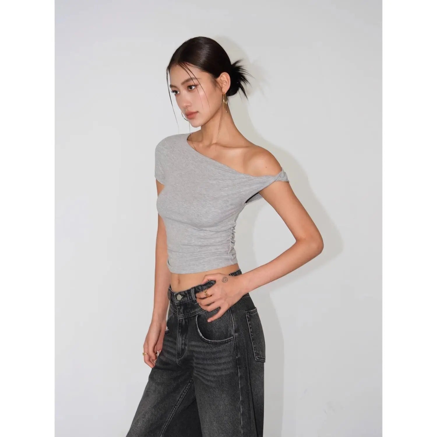 Aiertu  -  American Spice Girl Black Oblique Neck Off-Shoulder T-Shirt Women's Summer New Design Slim-fit Short Oblique Shoulder Top Aiertu