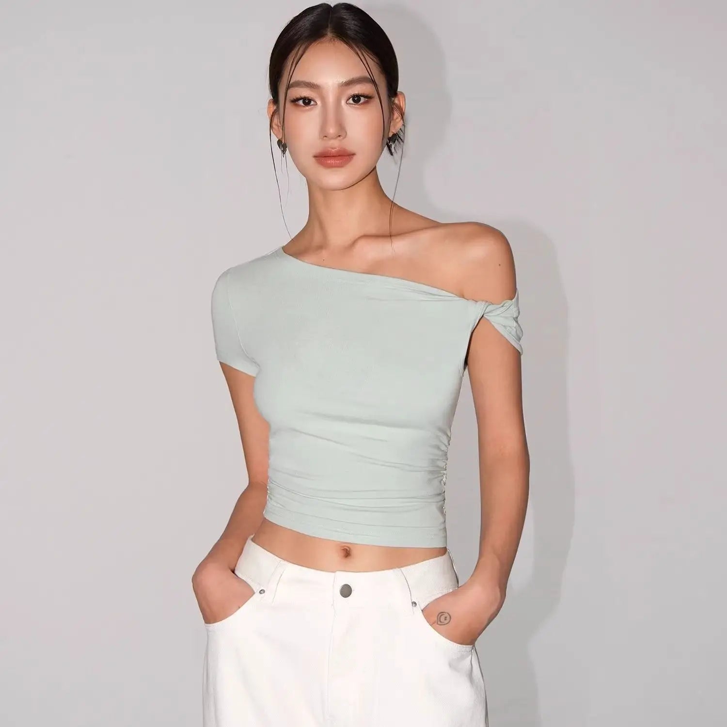Aiertu  -  American Spice Girl Black Oblique Neck Off-Shoulder T-Shirt Women's Summer New Design Slim-fit Short Oblique Shoulder Top Aiertu