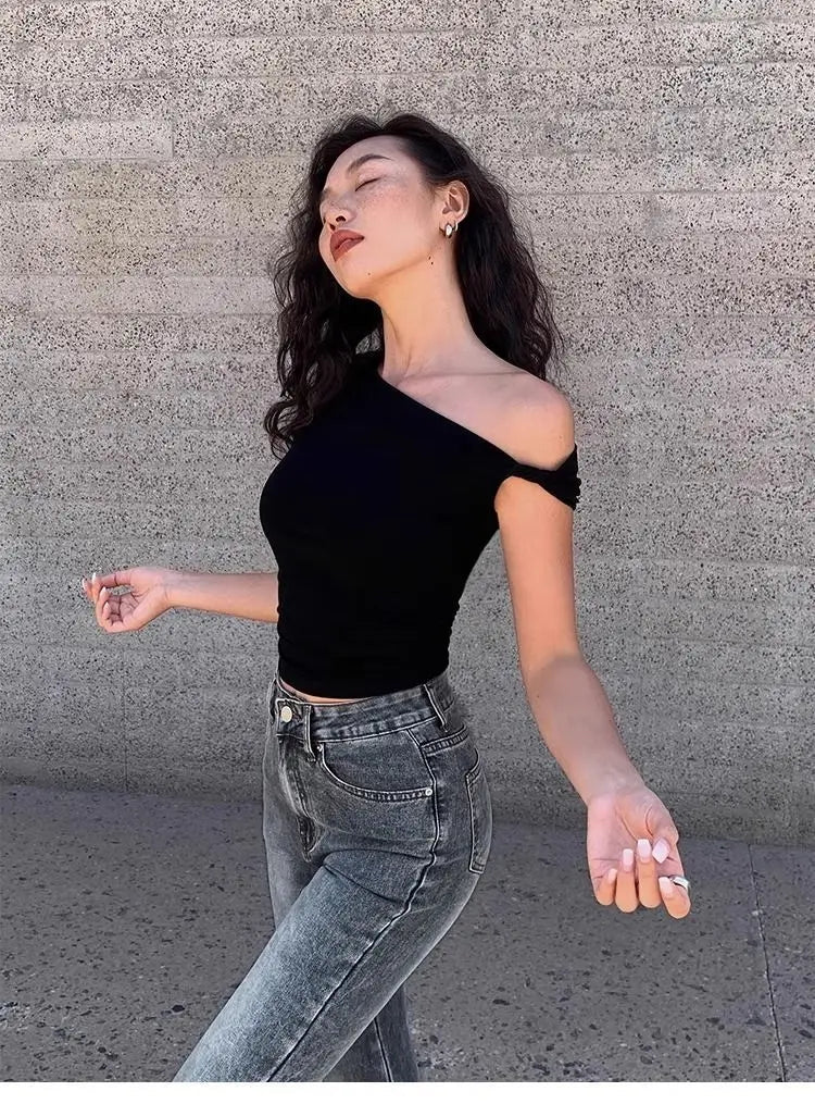 Aiertu  -  American Spice Girl Black Oblique Neck Off-Shoulder T-Shirt Women's Summer New Design Slim-fit Short Oblique Shoulder Top Aiertu