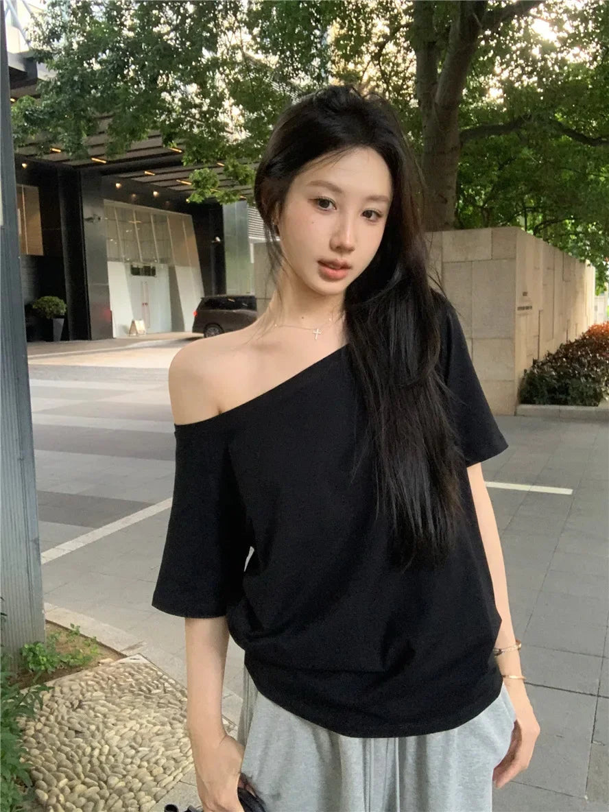 Aiertu  -  Spicy Girl Slant Shoulder Short Sleeve Loose T-shirt 2025 Women's Summer New Casual Irregular Solid Color Versatile Top Aiertu