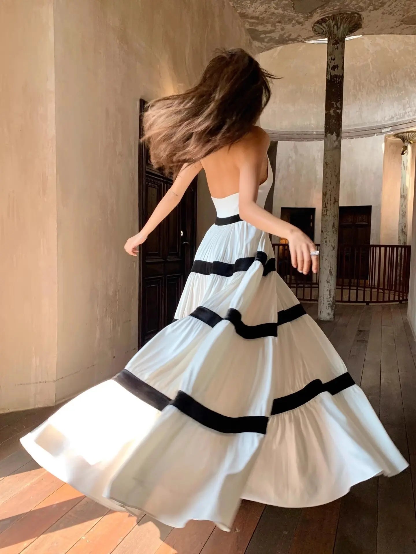 Aiertu  -  European and American style fashionable contrasting color stitching halter neck backless oversized hem dress Aiertu