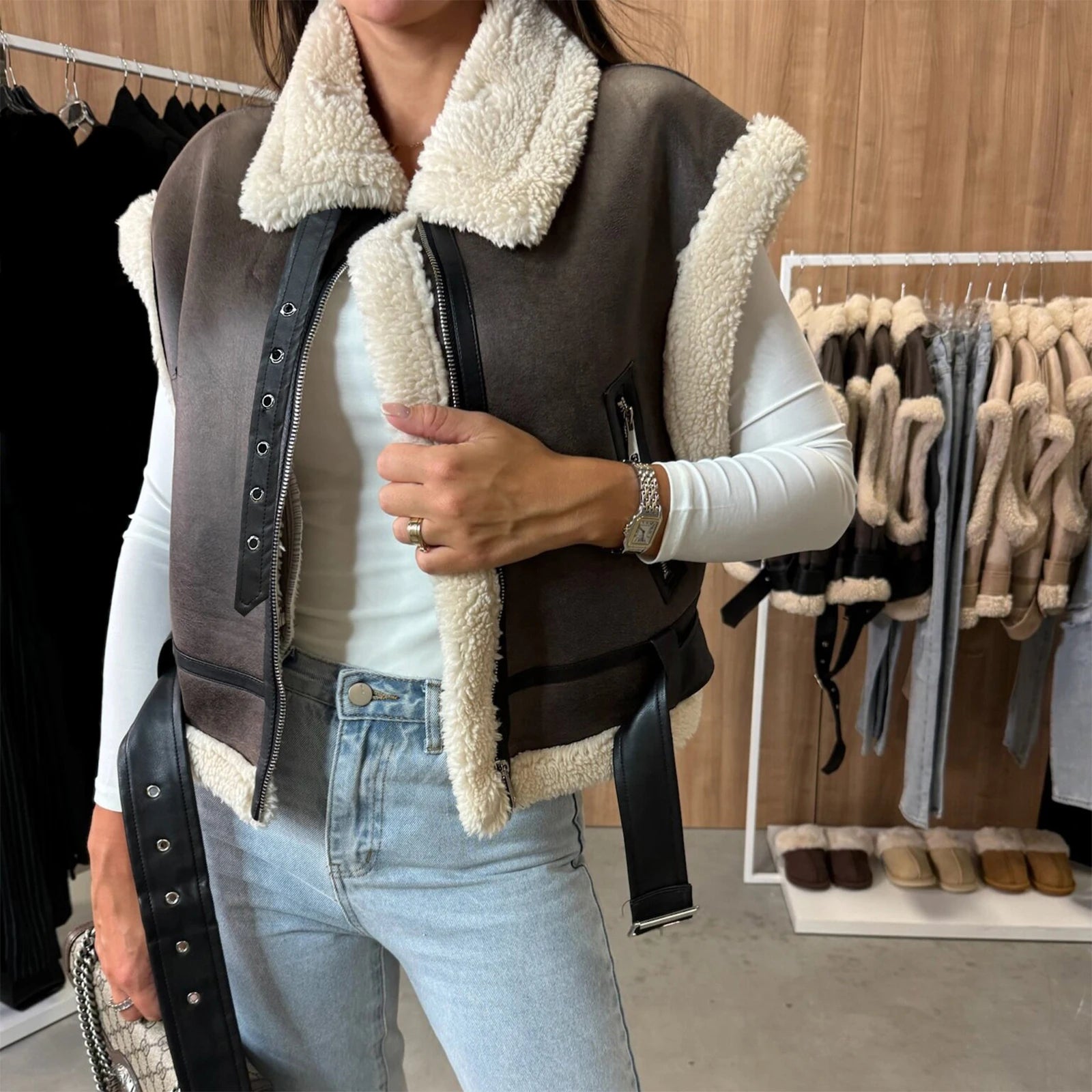 Aiertu  -  Women's Winter Faux Suede Vest Sleeveless Zipper-Up Fleece Sherpa Lined Jacket Fashion Casual Outerwear Coat Aiertu