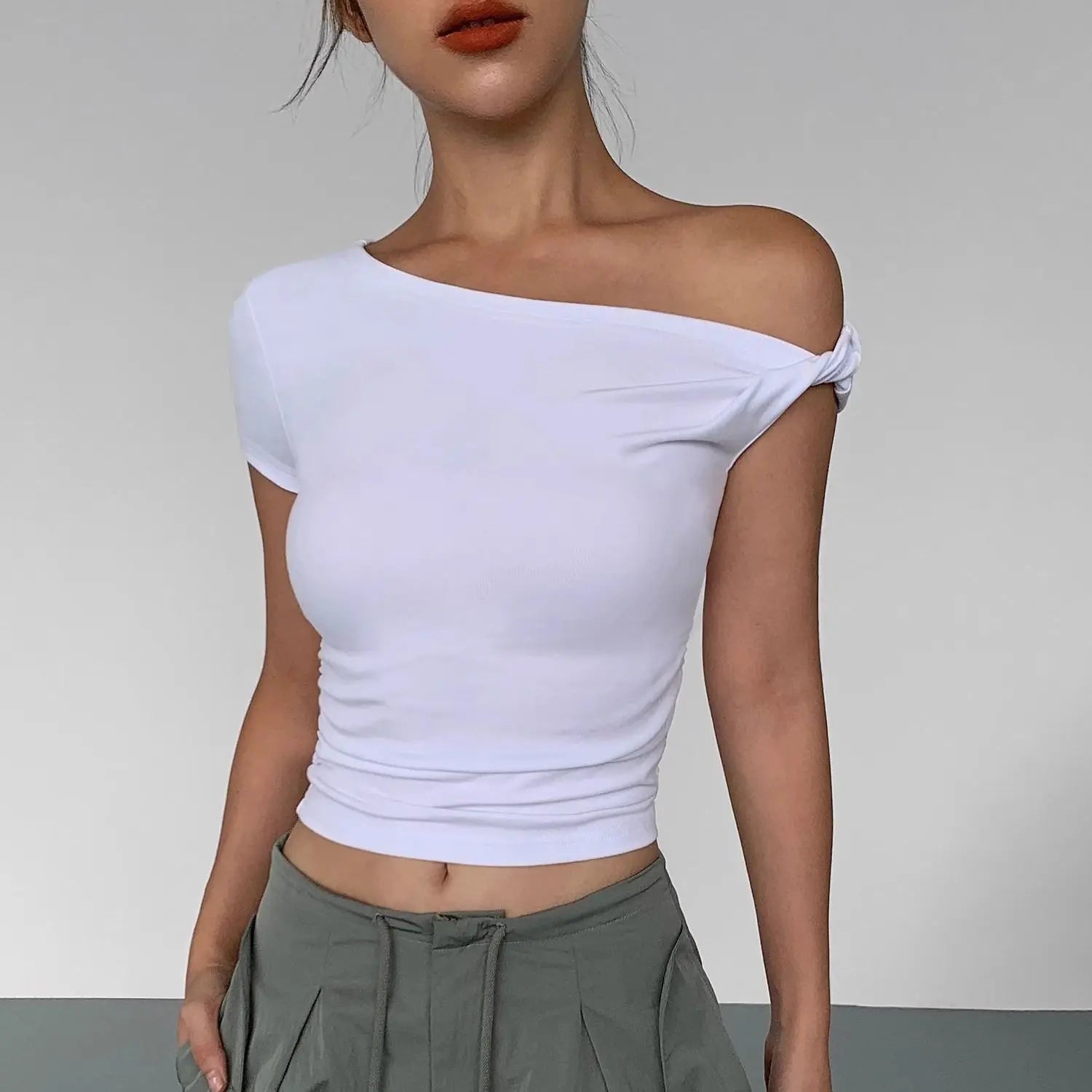 Aiertu  -  American Spice Girl Black Oblique Neck Off-Shoulder T-Shirt Women's Summer New Design Slim-fit Short Oblique Shoulder Top Aiertu