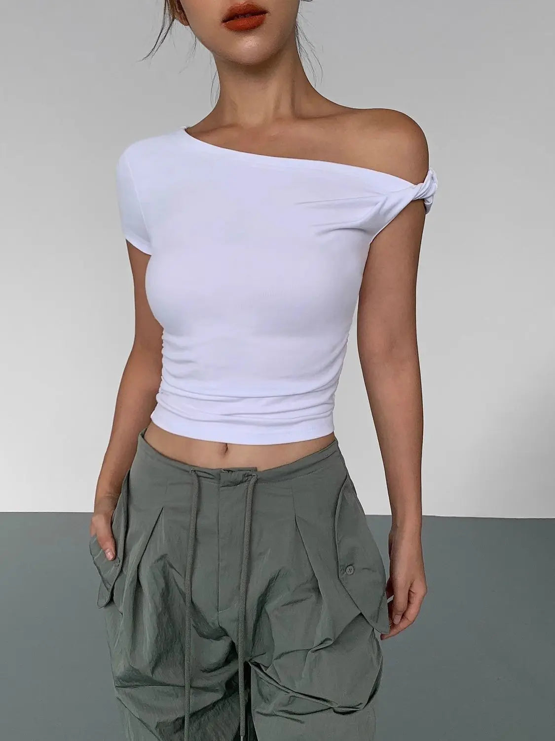 Aiertu  -  American Spice Girl Black Oblique Neck Off-Shoulder T-Shirt Women's Summer New Design Slim-fit Short Oblique Shoulder Top Aiertu