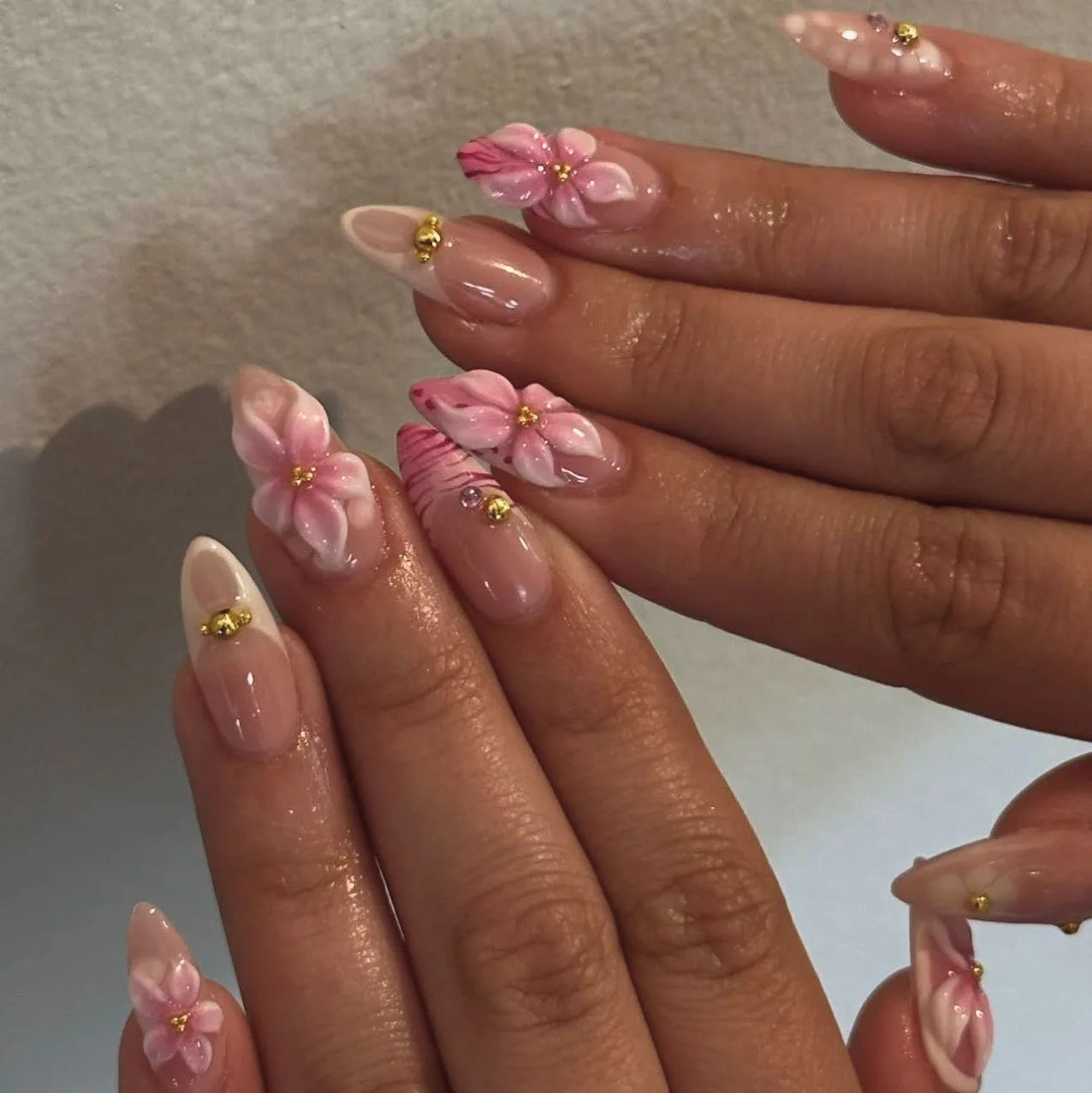 Aiertu  -  24PCS Summer Almond False Nail 3D Flower Shell Fresh Design Fake Nail for Women Full Cover Acrylic Wearable French Nail Tips Art Aiertu
