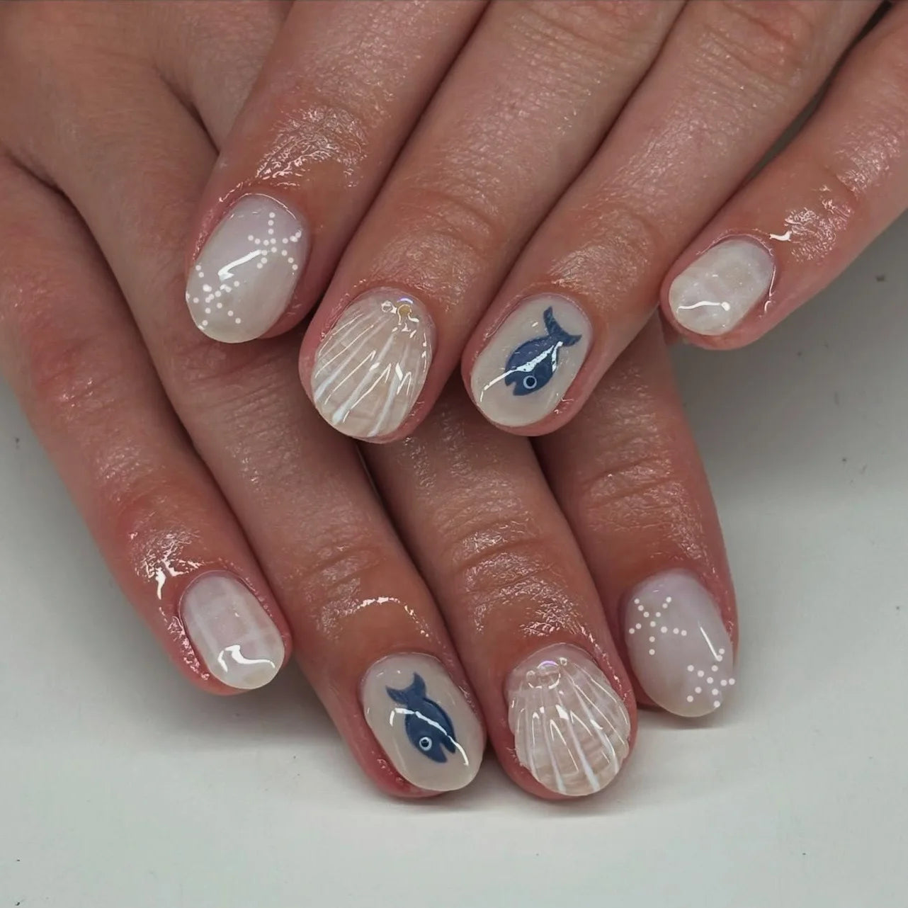 Aiertu  -  24pcs Simple Love Design False Nails Art Press on Bow Flower Datachable Fake Nails Sets Polka Dots Blue Short Oval Manicure Tips Aiertu