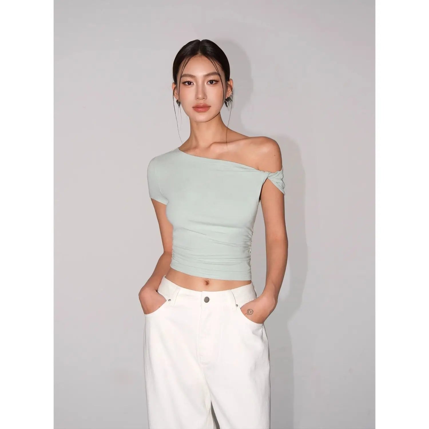 Aiertu  -  American Spice Girl Black Oblique Neck Off-Shoulder T-Shirt Women's Summer New Design Slim-fit Short Oblique Shoulder Top Aiertu