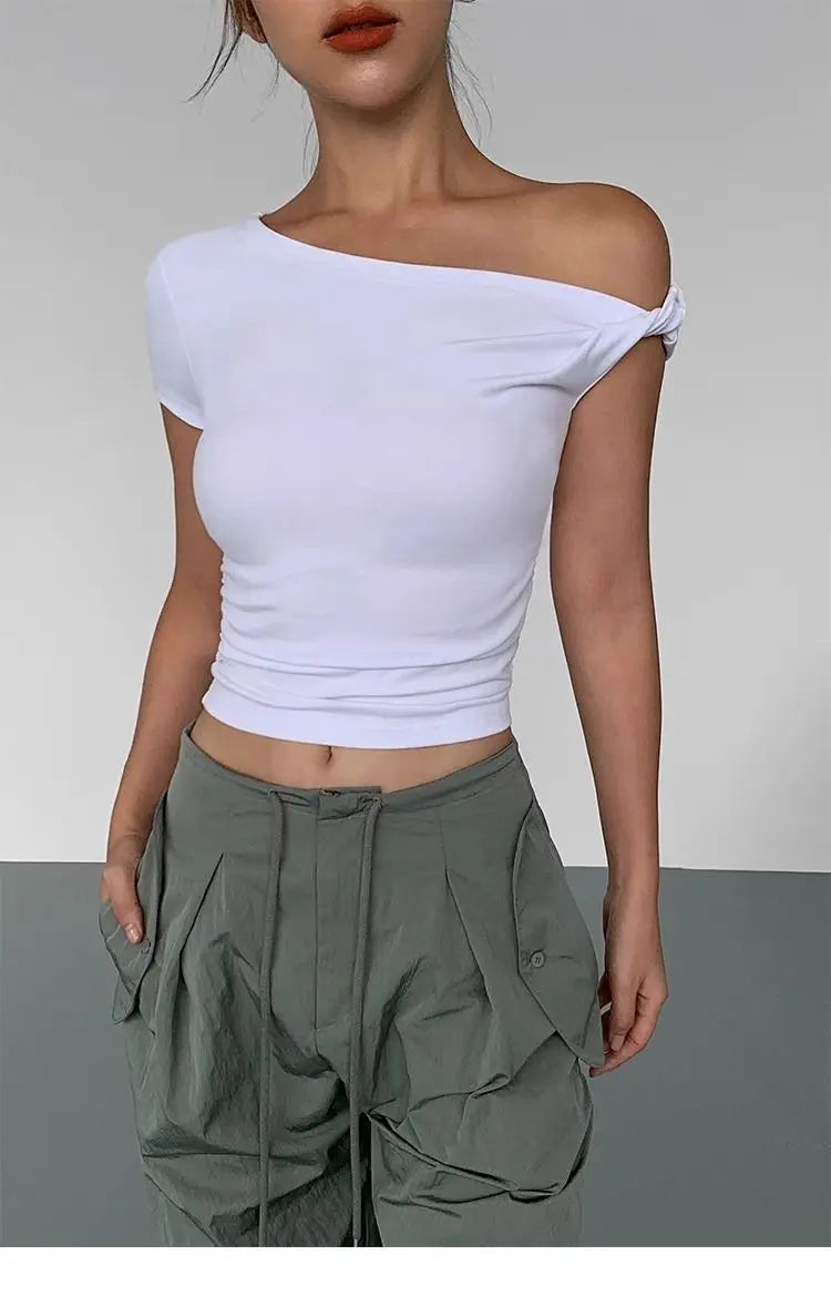 Aiertu  -  American Spice Girl Black Oblique Neck Off-Shoulder T-Shirt Women's Summer New Design Slim-fit Short Oblique Shoulder Top Aiertu