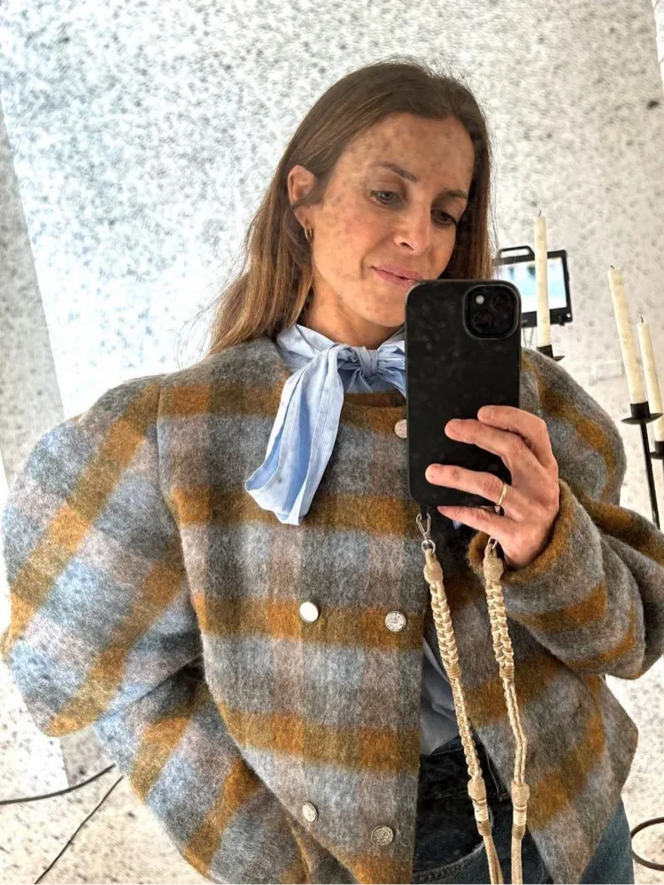 Aiertu  -  Vintage Lattice Round Neck Woolen Coats Women Fashion Long Sleeve Button Short Thick Jacket Lady New Winter Highstreet Outwear Aiertu