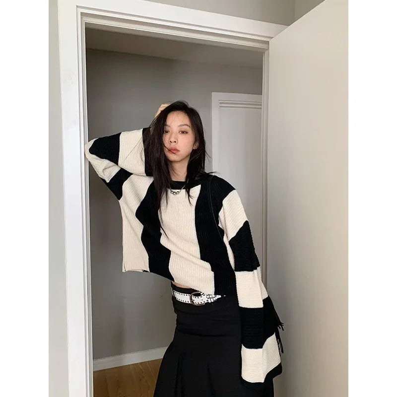 Aiertu Autumn New Arrival Peach Leisure Knitted Sweater Women's Loose Fit Round Neck Pullover Top Black White Contrast Stitching Aiertu