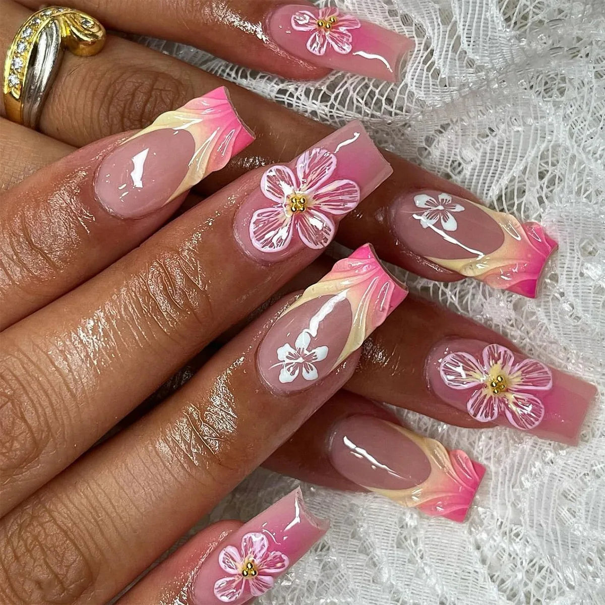 Aiertu 24pcs Vintage Cute Strawberry Fake Nail Girls Weable Romantic White Lace Decor False Nail Patch Detachable Almond Press on Nails aiertu