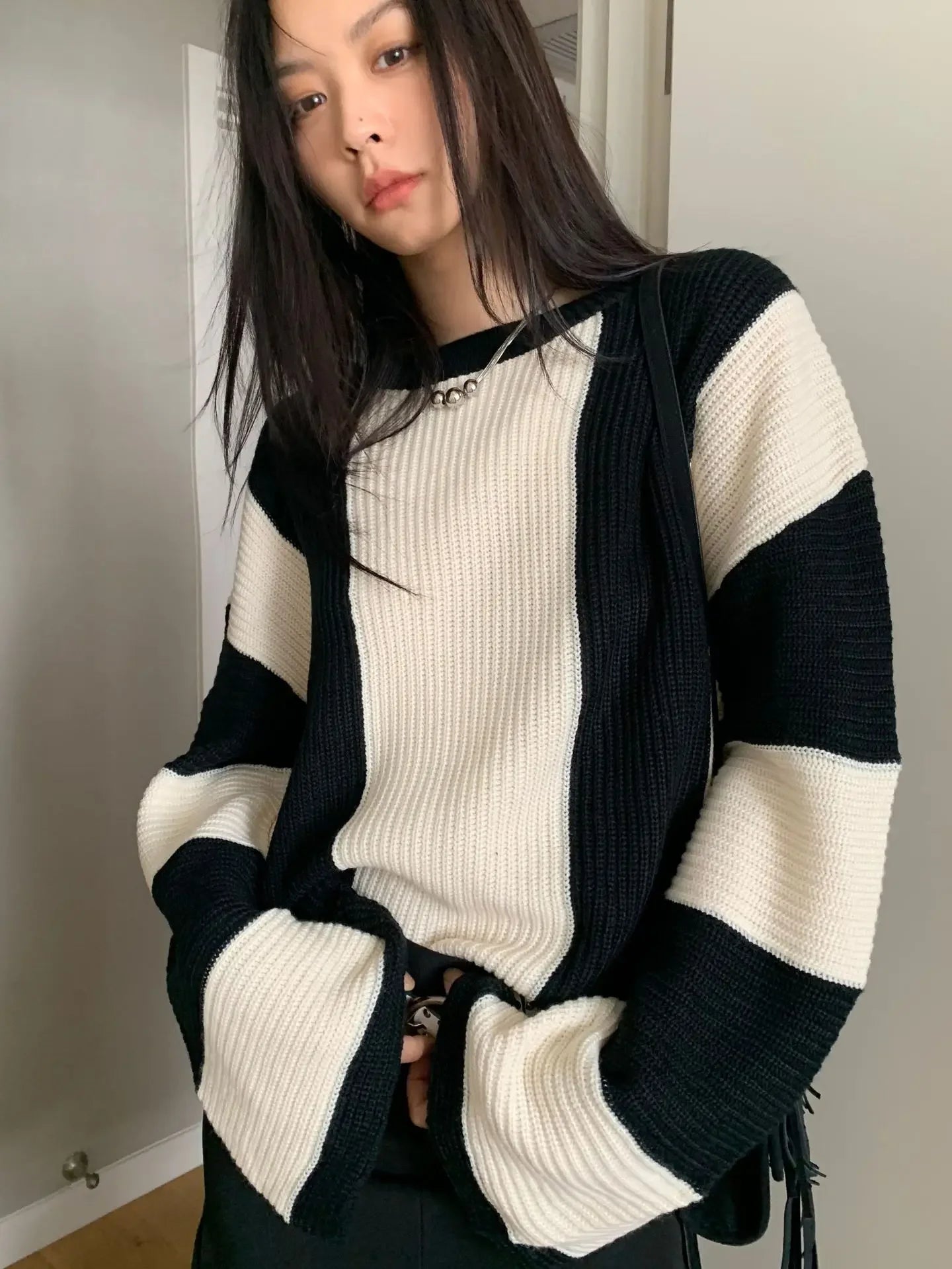 Aiertu Autumn New Arrival Peach Leisure Knitted Sweater Women's Loose Fit Round Neck Pullover Top Black White Contrast Stitching Aiertu