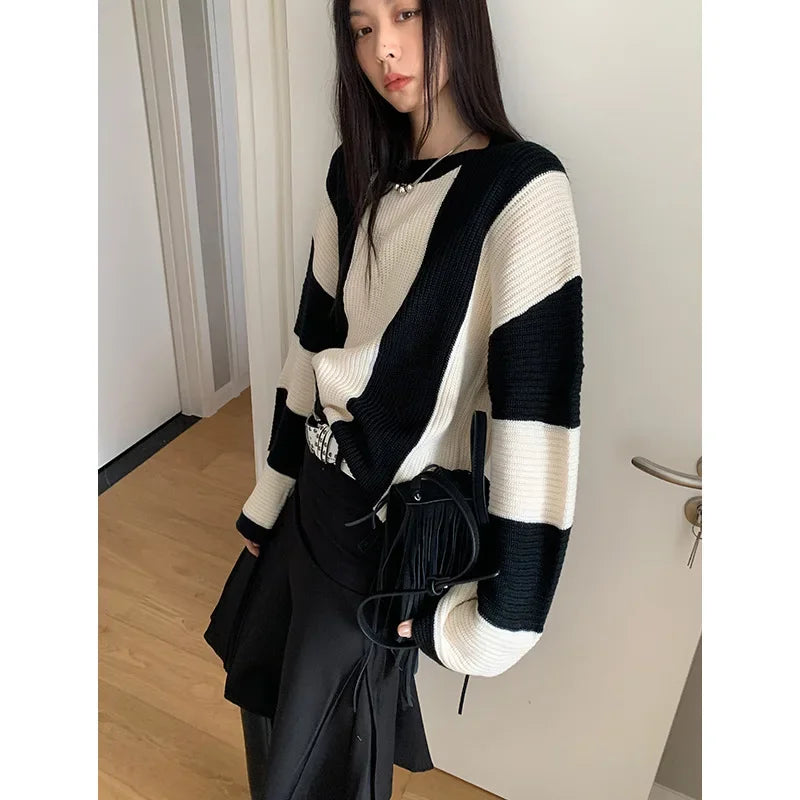 Aiertu Autumn New Arrival Peach Leisure Knitted Sweater Women's Loose Fit Round Neck Pullover Top Black White Contrast Stitching Aiertu