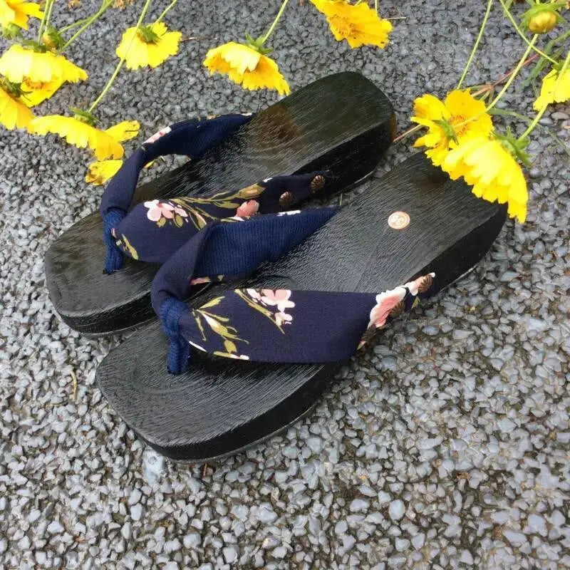 AIERTU  -  Women's Japanese Style Wooden Geta Sandals Red Floral Satin Thong Flip Flops Cosplay Clog Slippers Aiertu
