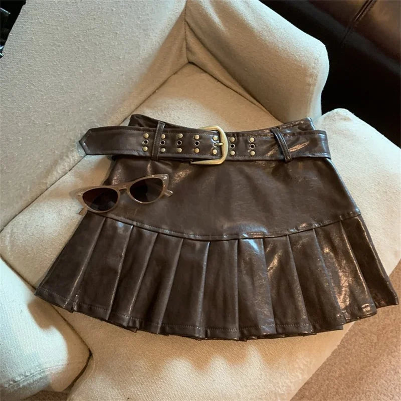 Aiertu Women Coffee Leather Skirt Harajuku Y2k Vintage Pleated Skirt 90s Aesthetic Korean A-Line Mini Skirt Emo 2000s Punk Clothes 2024 Aiertu