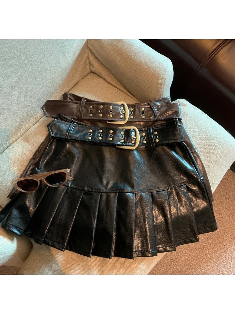 Aiertu Women Coffee Leather Skirt Harajuku Y2k Vintage Pleated Skirt 90s Aesthetic Korean A-Line Mini Skirt Emo 2000s Punk Clothes 2024 Aiertu