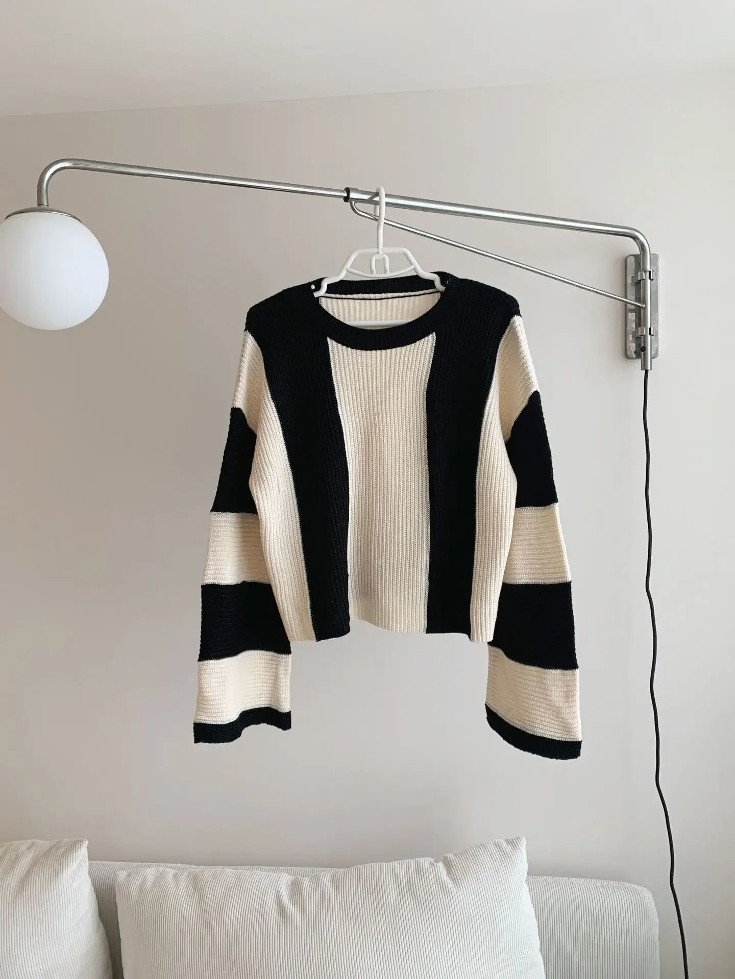 Aiertu Autumn New Arrival Peach Leisure Knitted Sweater Women's Loose Fit Round Neck Pullover Top Black White Contrast Stitching Aiertu