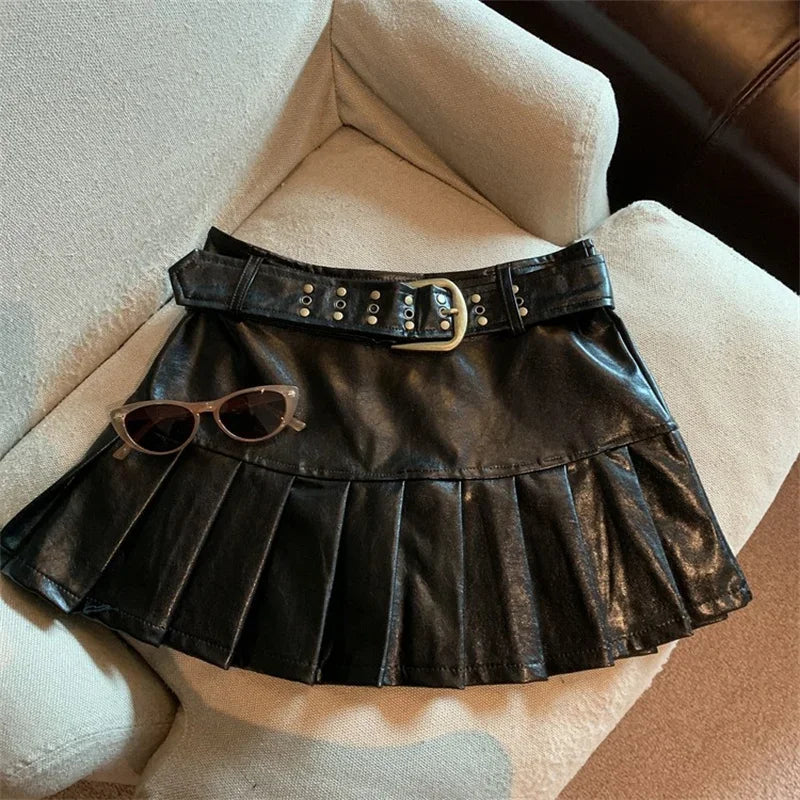 Aiertu Women Coffee Leather Skirt Harajuku Y2k Vintage Pleated Skirt 90s Aesthetic Korean A-Line Mini Skirt Emo 2000s Punk Clothes 2024 Aiertu