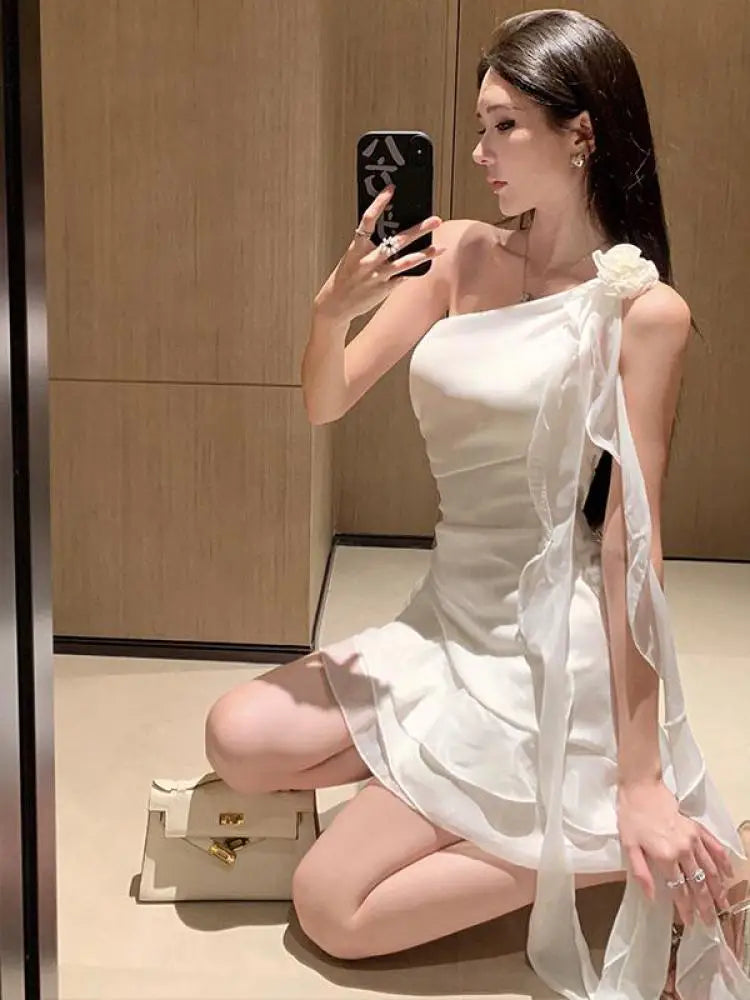 New Women Summer Fashion White Sexy Club Sleeveless Backless Slim Pleated Mini Dress Slanted Shoulder Elegant Party Short Dress Aiertu