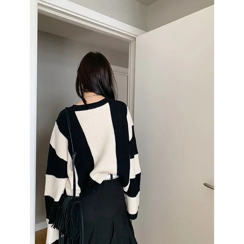 Aiertu Autumn New Arrival Peach Leisure Knitted Sweater Women's Loose Fit Round Neck Pullover Top Black White Contrast Stitching Aiertu