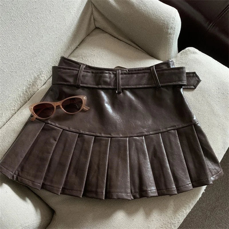 Aiertu Women Coffee Leather Skirt Harajuku Y2k Vintage Pleated Skirt 90s Aesthetic Korean A-Line Mini Skirt Emo 2000s Punk Clothes 2024 Aiertu