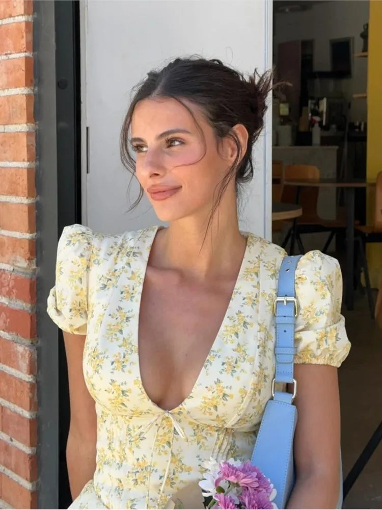 Aiertu Fashion Flower Printed Women Mini Dress Elegant V-neck Short Sleeve Pleated Hem A-line Dresses Summer Lady Slim Street Robe 2024 Aiertu