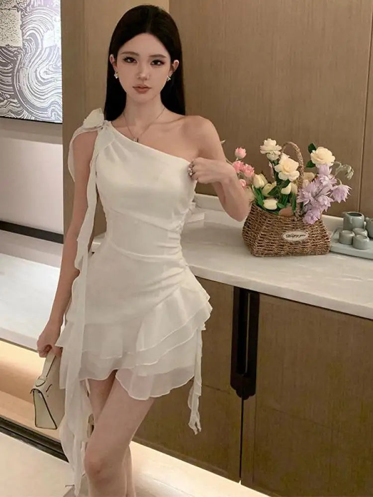 New Women Summer Fashion White Sexy Club Sleeveless Backless Slim Pleated Mini Dress Slanted Shoulder Elegant Party Short Dress Aiertu