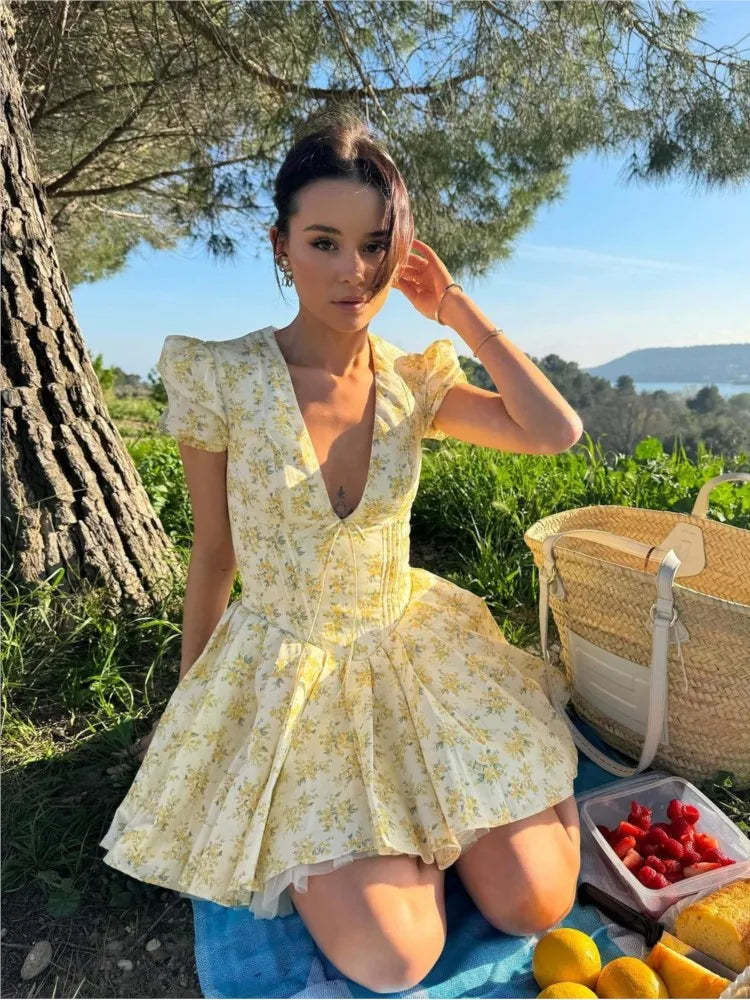 Aiertu Fashion Flower Printed Women Mini Dress Elegant V-neck Short Sleeve Pleated Hem A-line Dresses Summer Lady Slim Street Robe 2024 Aiertu