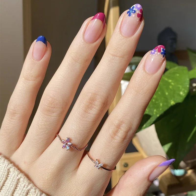 Aiertu 24Pcs Simple Green French False Nails Short Almond Fake Nails with Wave Line Design Wearable Round Head Press on Nail Tips Aiertu