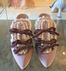 AIERTU  -  Elegant Retro Dusty Pink Satin Mule Heels Velvet Bow Ruffled Lace Detail Pointed Toe Open-Back Chunky Heel Pumps Daily Outfits Aiertu